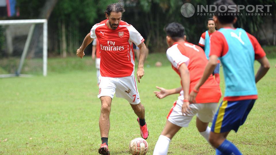 Oper Bola. Robert Pires bersiap mengoper bola pada rekan satu timnya.